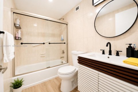Condo in Sunny Isles Beach, Florida, 2 bedrooms № 2090549 - photo 15