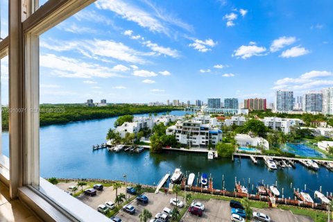 Condo in Sunny Isles Beach, Florida, 2 bedrooms № 2090549 - photo 11