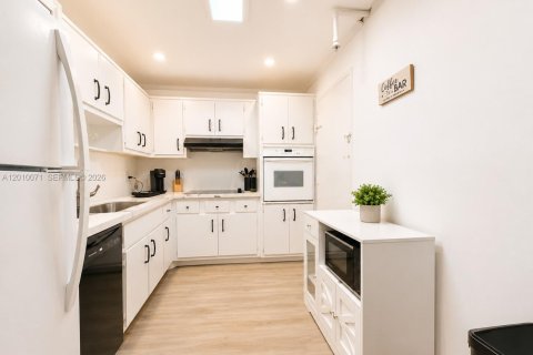 Condo in Sunny Isles Beach, Florida, 2 bedrooms № 2090549 - photo 7
