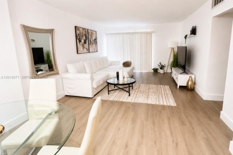 Condo in Sunny Isles Beach, Florida, 2 bedrooms № 2090549 - photo 3