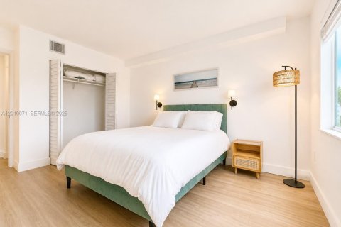 Condo in Sunny Isles Beach, Florida, 2 bedrooms № 2090549 - photo 9
