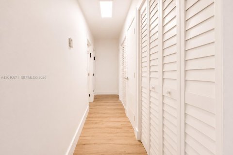 Condo in Sunny Isles Beach, Florida, 2 bedrooms № 2090549 - photo 5