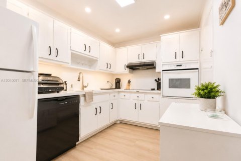 Condo in Sunny Isles Beach, Florida, 2 bedrooms № 2090549 - photo 6