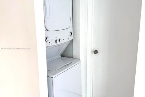 Copropriété à louer à Surfside, Floride: 2 chambres, 93.83 m2 № 1888045 - photo 22