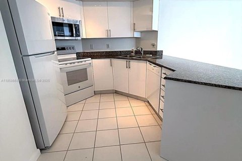 Copropriété à louer à Surfside, Floride: 2 chambres, 93.83 m2 № 1888045 - photo 17