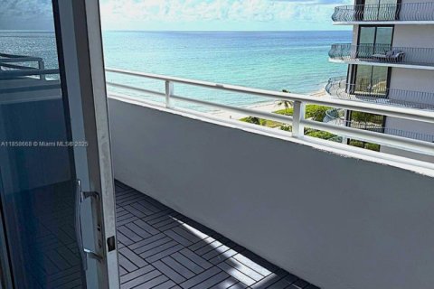 Copropriété à louer à Surfside, Floride: 2 chambres, 93.83 m2 № 1888045 - photo 16