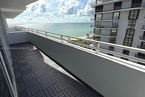 Copropriété à louer à Surfside, Floride: 2 chambres, 93.83 m2 № 1888045 - photo 15