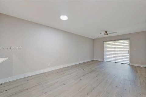 Condo in Sunrise, Florida, 2 bedrooms  № 1739840 - photo 7