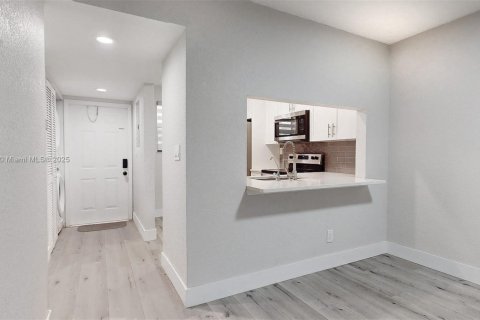 Condo in Sunrise, Florida, 2 bedrooms  № 1739840 - photo 16