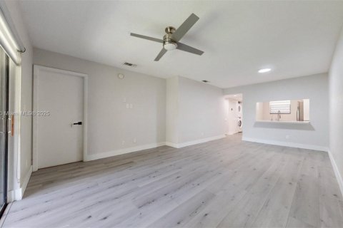 Condo in Sunrise, Florida, 2 bedrooms  № 1739840 - photo 13