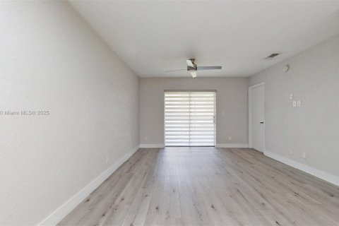Condo in Sunrise, Florida, 2 bedrooms  № 1739840 - photo 9