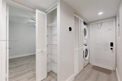 Condo in Sunrise, Florida, 2 bedrooms  № 1739840 - photo 25