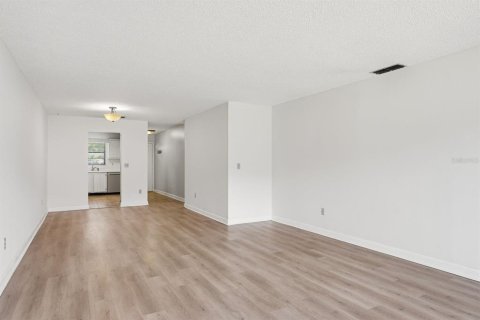 Condo in Saint Petersburg, Florida, 2 bedrooms  № 2210352 - photo 17