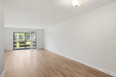 Condo in Saint Petersburg, Florida, 2 bedrooms  № 2210352 - photo 13