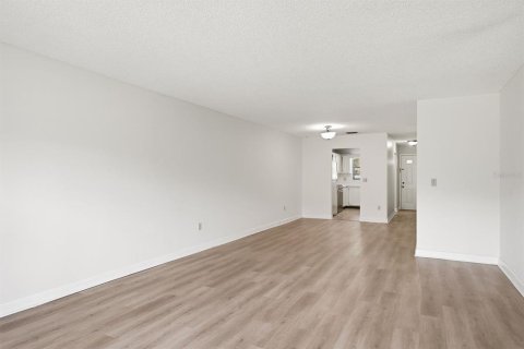 Condo in Saint Petersburg, Florida, 2 bedrooms  № 2210352 - photo 16