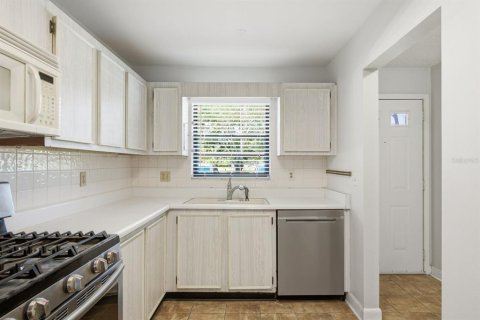 Condo in Saint Petersburg, Florida, 2 bedrooms  № 2210352 - photo 21