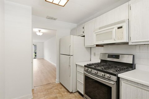 Condo in Saint Petersburg, Florida, 2 bedrooms  № 2210352 - photo 23