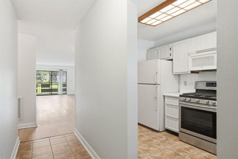Condo in Saint Petersburg, Florida, 2 bedrooms  № 2210352 - photo 12