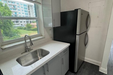 Villa ou maison à louer à Miami, Floride: 2 chambres, 88.26 m2 № 1977958 - photo 2