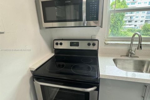Villa ou maison à louer à Miami, Floride: 2 chambres, 88.26 m2 № 1977958 - photo 3