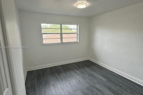 Villa ou maison à louer à Miami, Floride: 2 chambres, 88.26 m2 № 1977958 - photo 11