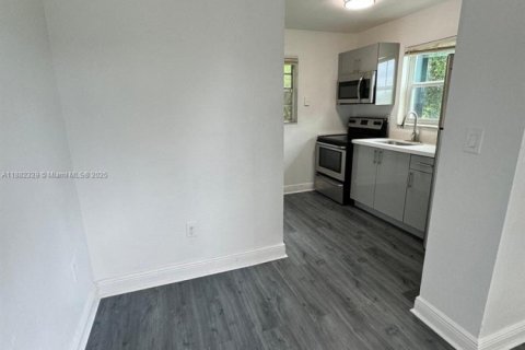 Villa ou maison à louer à Miami, Floride: 2 chambres, 88.26 m2 № 1977958 - photo 6