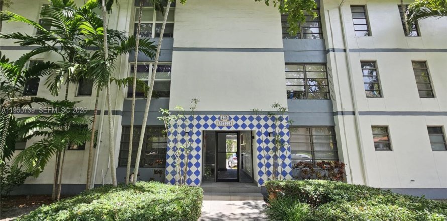 Кондоминиум с 2 спальнями в Корал-Гейблс, Флорида № 2007494