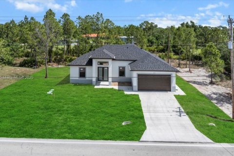 House in Lehigh Acres, Florida 4 bedrooms № 1848325 - photo 1