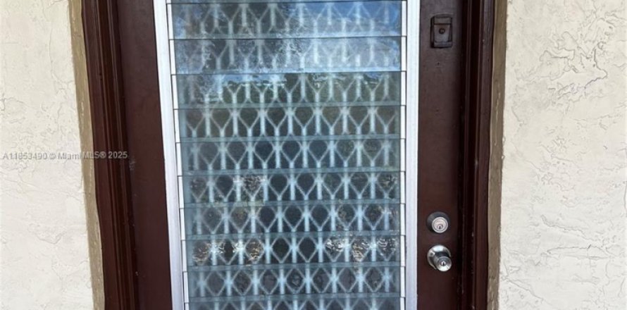 Condominio en Lauderdale Lakes, Florida, 2 dormitorios № 1957699