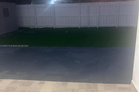 House in Miami, Florida 6 bedrooms, 156.63 sq.m. № 1800783 - photo 16