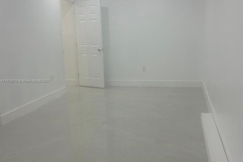 House in Miami, Florida 6 bedrooms, 156.63 sq.m. № 1800783 - photo 24