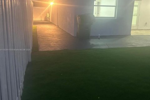 House in Miami, Florida 6 bedrooms, 156.63 sq.m. № 1800783 - photo 9