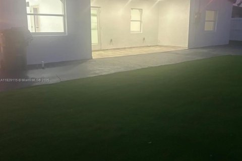 House in Miami, Florida 6 bedrooms, 156.63 sq.m. № 1800783 - photo 7