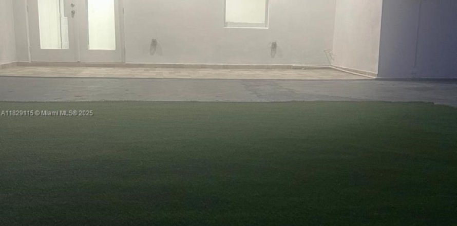 House in Miami, Florida 6 bedrooms, 156.63 sq.m. № 1800783