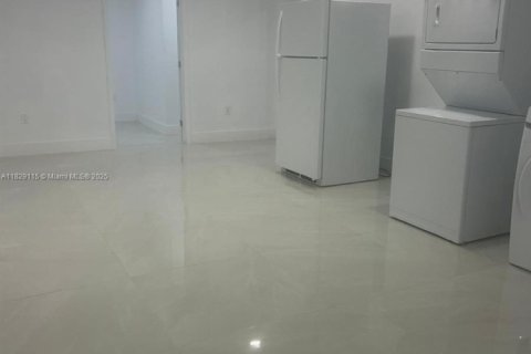 House in Miami, Florida 6 bedrooms, 156.63 sq.m. № 1800783 - photo 21