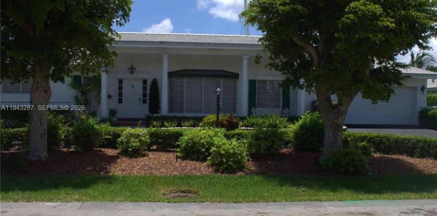 Casa en North Miami Beach, Florida 4 dormitorios, 224.73 m2 № 2003421