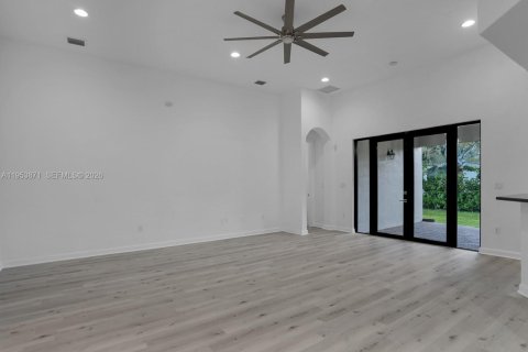 Снять в аренду виллу или дом в Катлер-Бей, Флорида 4 спальни, 291.34м2, № 2008222 - фото 6