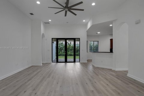 Снять в аренду виллу или дом в Катлер-Бей, Флорида 4 спальни, 291.34м2, № 2008222 - фото 4