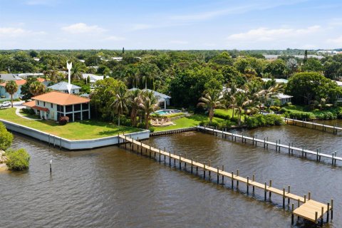 House in Stuart, Florida 4 bedrooms, 202.9 sq.m. № 2188782