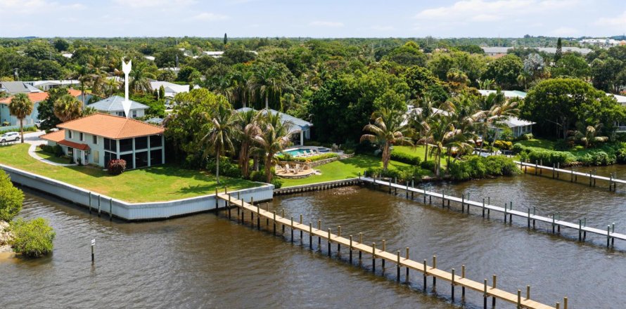 House in Stuart, Florida 4 bedrooms, 202.9 sq.m. № 2188782