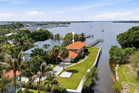 House in Stuart, Florida 4 bedrooms, 202.9 sq.m. № 2188782 - photo 2