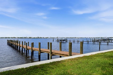 House in Stuart, Florida 4 bedrooms, 202.9 sq.m. № 2188782 - photo 3