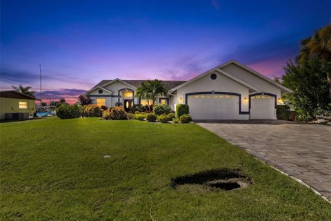 Casa en venta en Fort Myers, Florida, 3 dormitorios, 212.28 m2 № 2430488 - foto 2