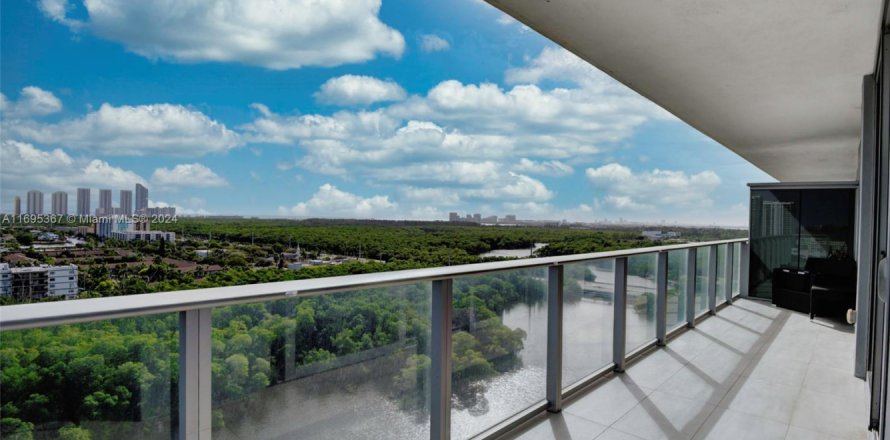 Condo in North Miami Beach, Florida, 3 bedrooms  № 1693844