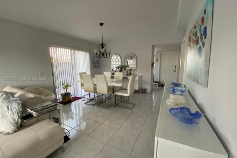 Townhouse in Miami, Florida 2 bedrooms, 102.19 sq.m. № 2066889 - photo 17