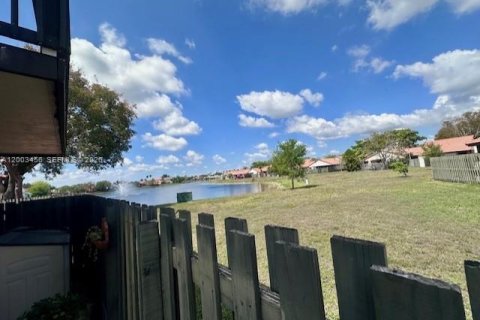 Townhouse in Miami, Florida 2 bedrooms, 102.19 sq.m. № 2066889 - photo 6