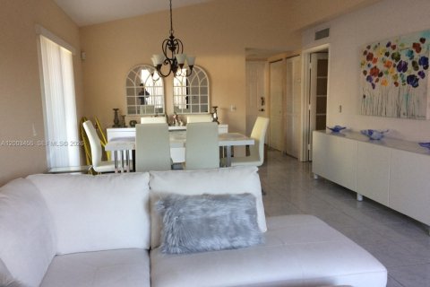 Townhouse in Miami, Florida 2 bedrooms, 102.19 sq.m. № 2066889 - photo 18