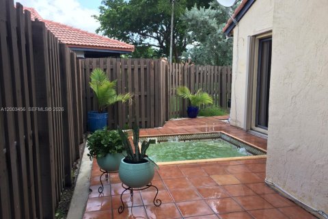 Townhouse in Miami, Florida 2 bedrooms, 102.19 sq.m. № 2066889 - photo 10