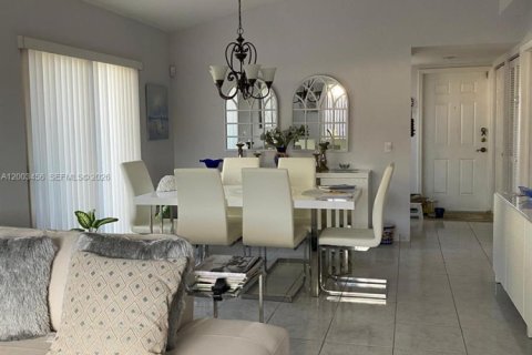 Townhouse in Miami, Florida 2 bedrooms, 102.19 sq.m. № 2066889 - photo 16