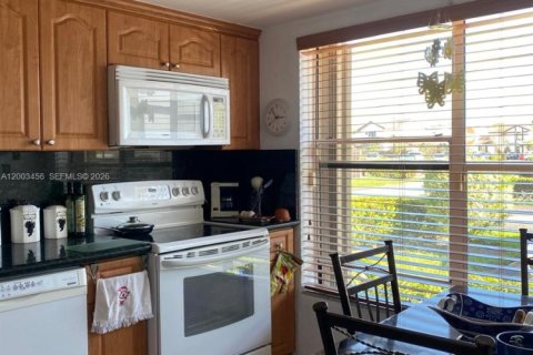 Townhouse in Miami, Florida 2 bedrooms, 102.19 sq.m. № 2066889 - photo 11